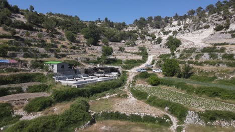 casa de la granja con pendiente de tierra vista aérea