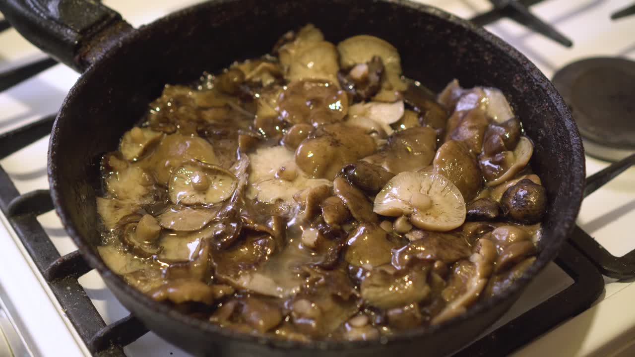 버섯은 김판에서 기름에 여 있습니다.