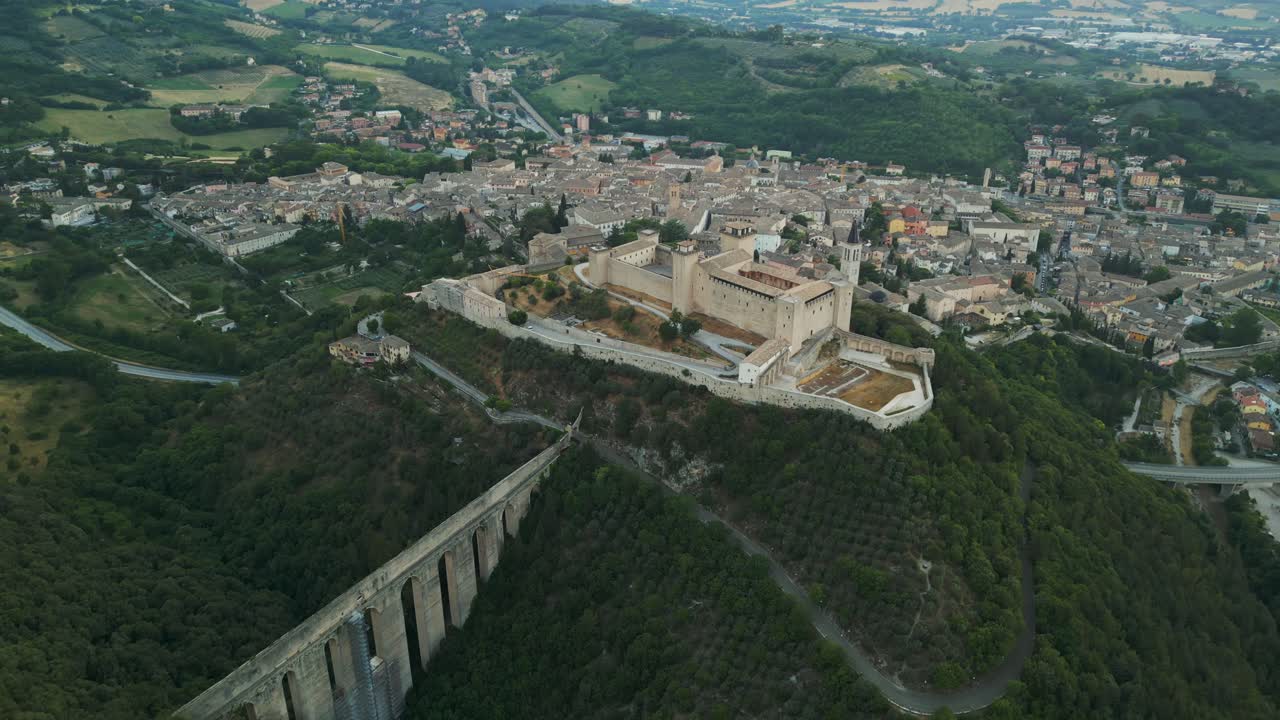 vista aérea de avión no tripulado del paisaje de la ciudad de spoleto con puente y fortaleza