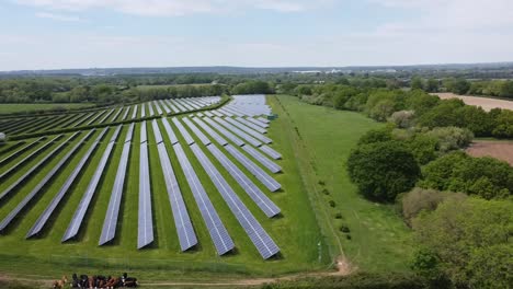 Gran-Campo-De-Paneles-Solares-En-Medio-De-La-Campiña-Inglesa