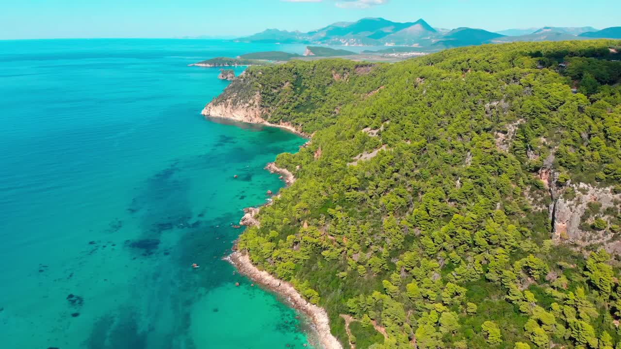 드론이 그리스의 아름다운 해변을 날다