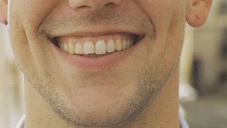 Toma-Recortada-De-Un-Rostro-Masculino-Sonriente.