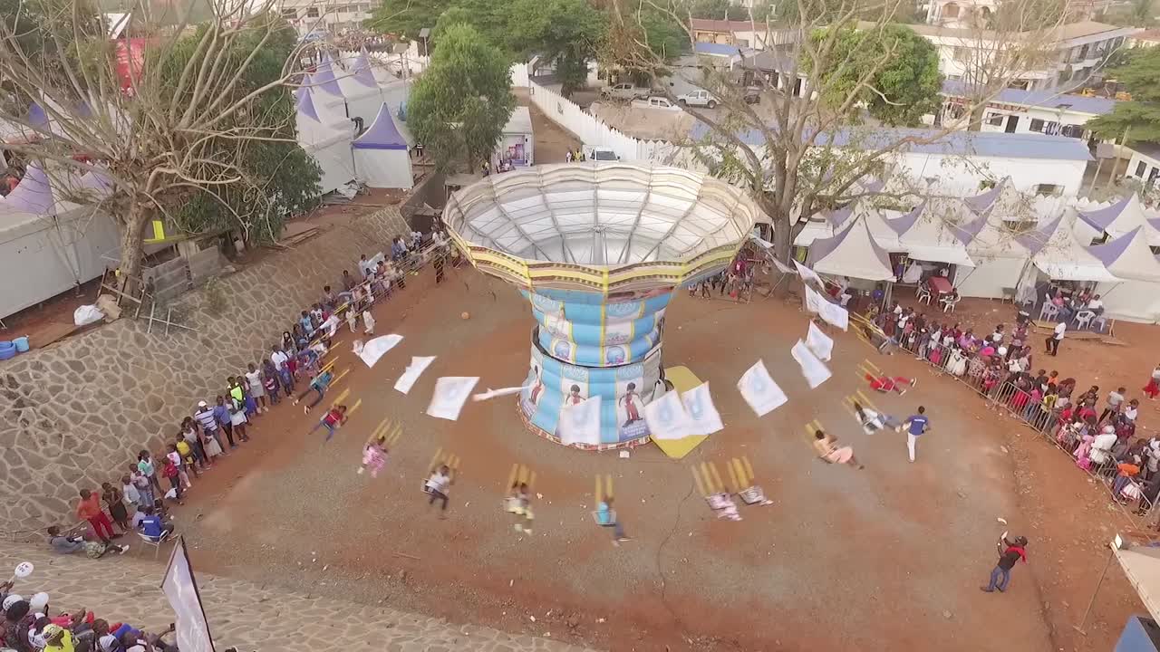 ヤウンデ市祭りの移動遊園地アトラクションのドローンからの眺め
