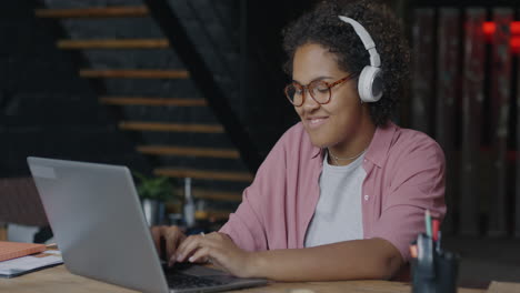 mujer joven trabajando en una computadora portátil