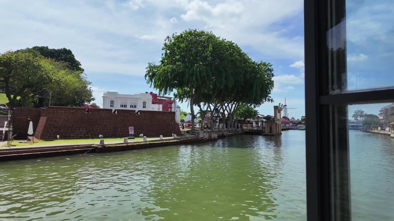 Malezya'nın Melaka şehrindeki Malakka Nehri, tarihi şehir merkezi, Hollanda sömürge binaları.