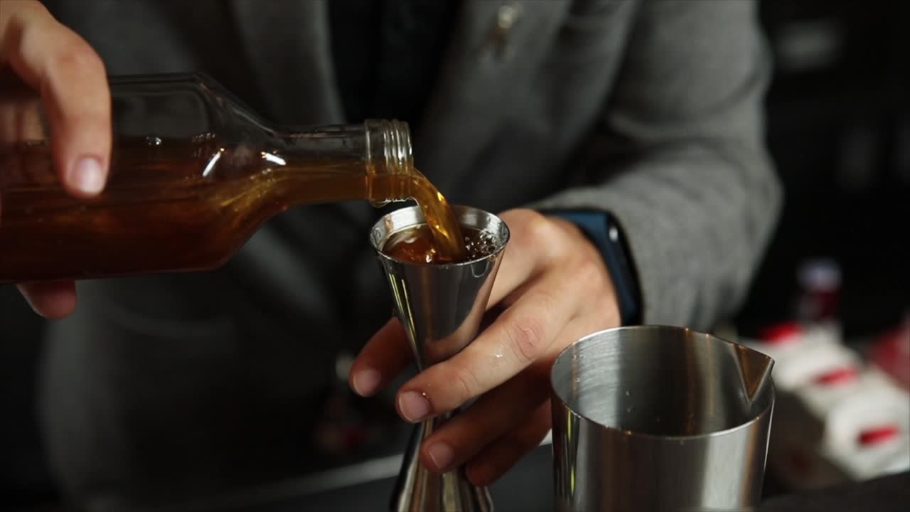 el camarero preparando un cóctel.