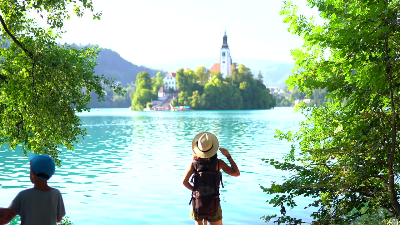 Frau beim Backpacking am Bleder See, Slowenien