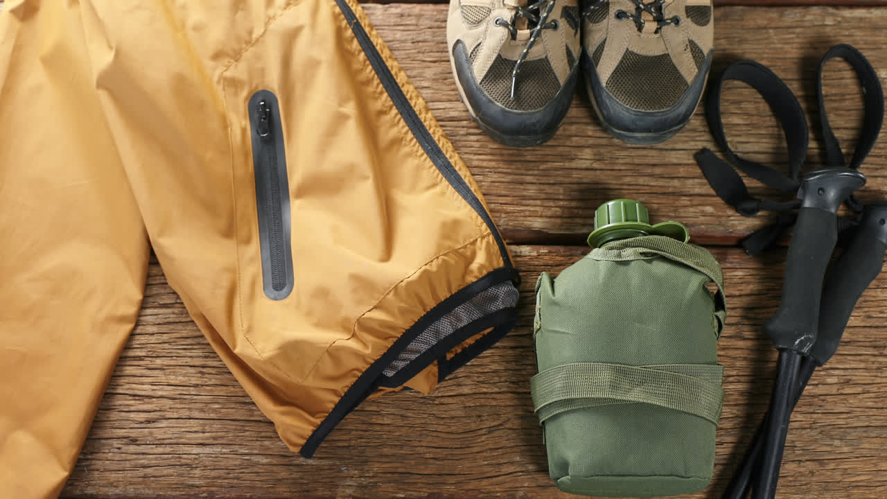 나무 바닥에 배치 된 다양한 여행 장비 4k