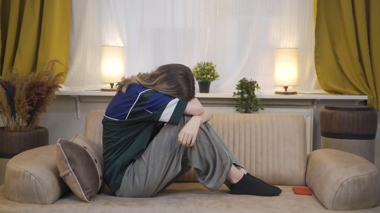 슬픈 젊은 여성이 울고 있습니다.