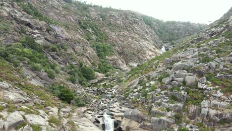 Luftaufnahme-Des-Gebirgsflusses-Jallas,-Der-Zwischen-Felsigen-Ufern-Fließt,-Kurz-Bevor-Sein-Wasserlauf-Den-Ezaro-wasserfall-Bildet