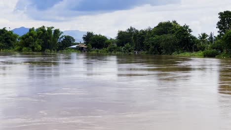 la provincia de chiang mai se convierte en océano con inundaciones repentinas masivas después de la tormenta en el norte de tailandia