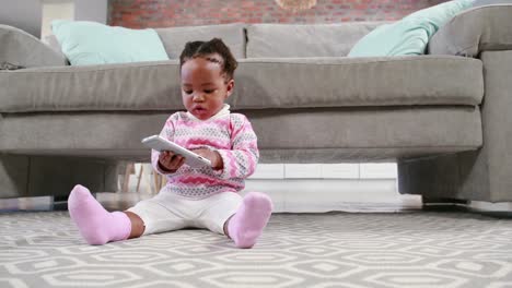 Little-girl-playing-on-the-floor