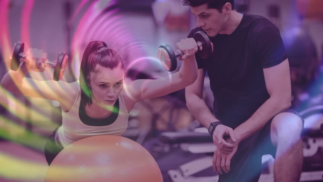 Donna che solleva manubri, si allena con un personal trainer su un'animazione di cerchi concentrici colorati