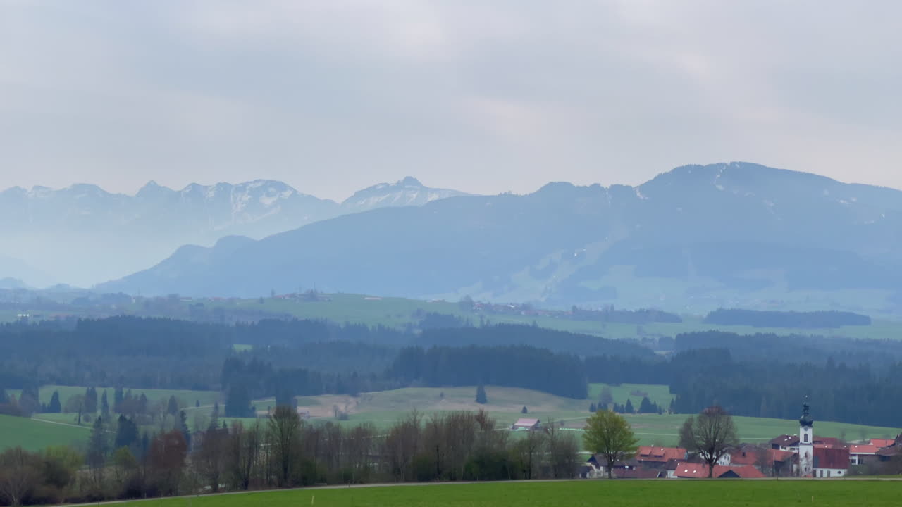 안개는 산의 윤을 흐리게 합니다.