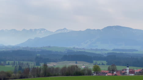 Der-Dunst-Verwischt-Die-Umrisse-Der-Berge