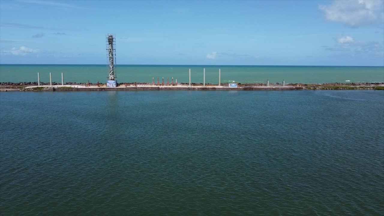 Cartel de Recife en el famoso Marco Zero de Brasil en una histórica ciudad costera