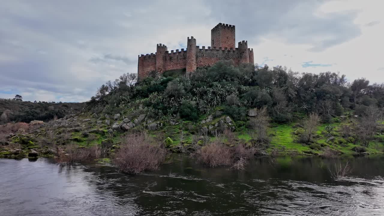 Almourol Slot rejser sig stolt og emmer af historie og ensomhed i Portugal.