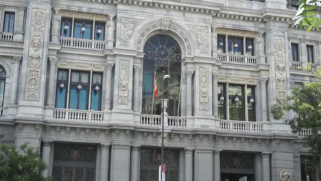 Tilt-Enthüllungsaufnahme-Des-Berühmten-Bank-Of-Spain-Gebäudes-In-Madrid