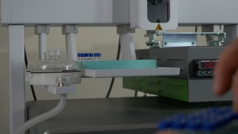 procedimiento de laboratorio con equipos y muestras