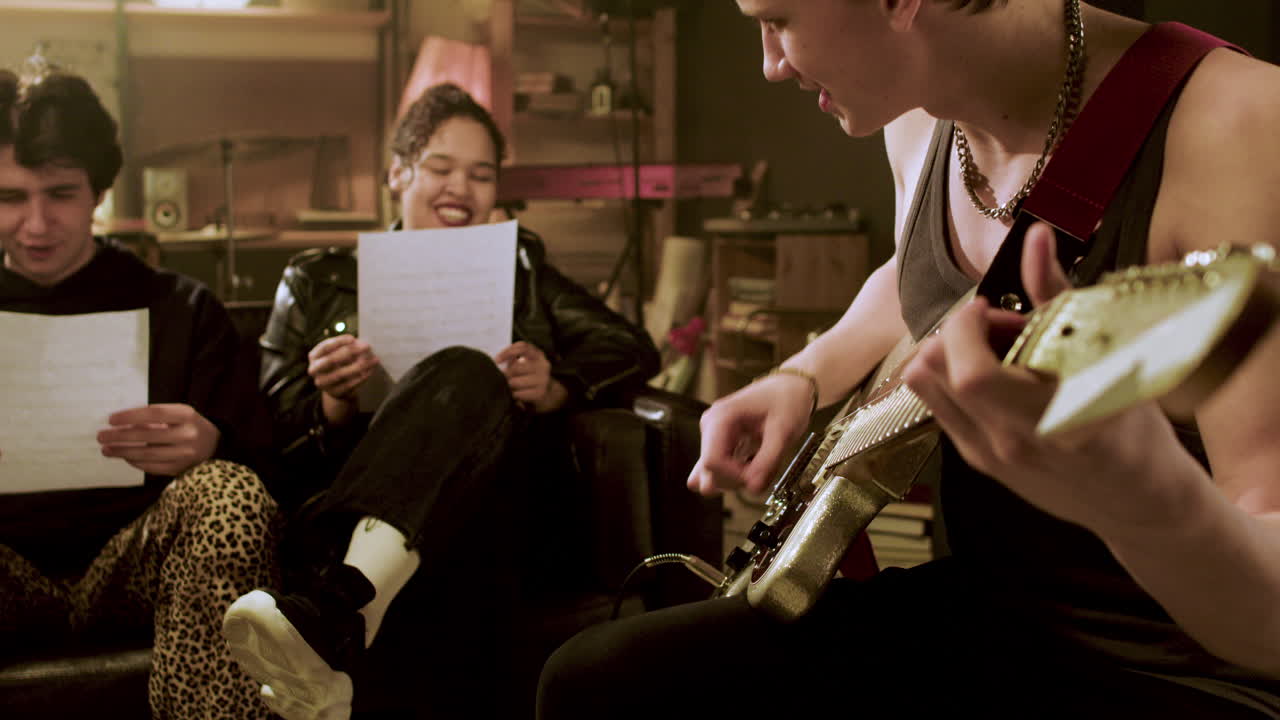 전자 기타를 연주하는 알아볼 수 없는 음악가의 모습을 가까이서 보세요