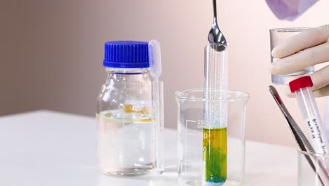 reacción química con el indicador azul de bromotimol