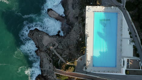 Vista-Aérea-De-Una-Piscina-Infinita-En-Perla-Del-Golfo-Resort-En-Terrasini,-Provincia-De-Palermo,-Sicilia,-Italia