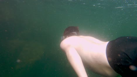 pov 백인 남자의 수영 뒤에서 느린 모에 맑고 푸른 호수로 다이빙, 야생 killarney 공원, 온타리오, 캐나다에서 광각 수중 행동