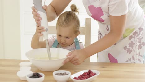 Hübsches-Kleines-Blondes-Mädchen-Lernen-Zu-Backen