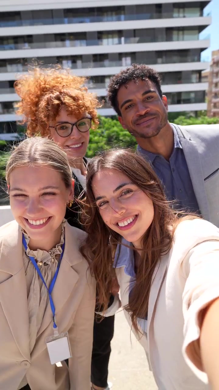 Giovani professionisti d'affari felici che si scattano un selfie all'aperto