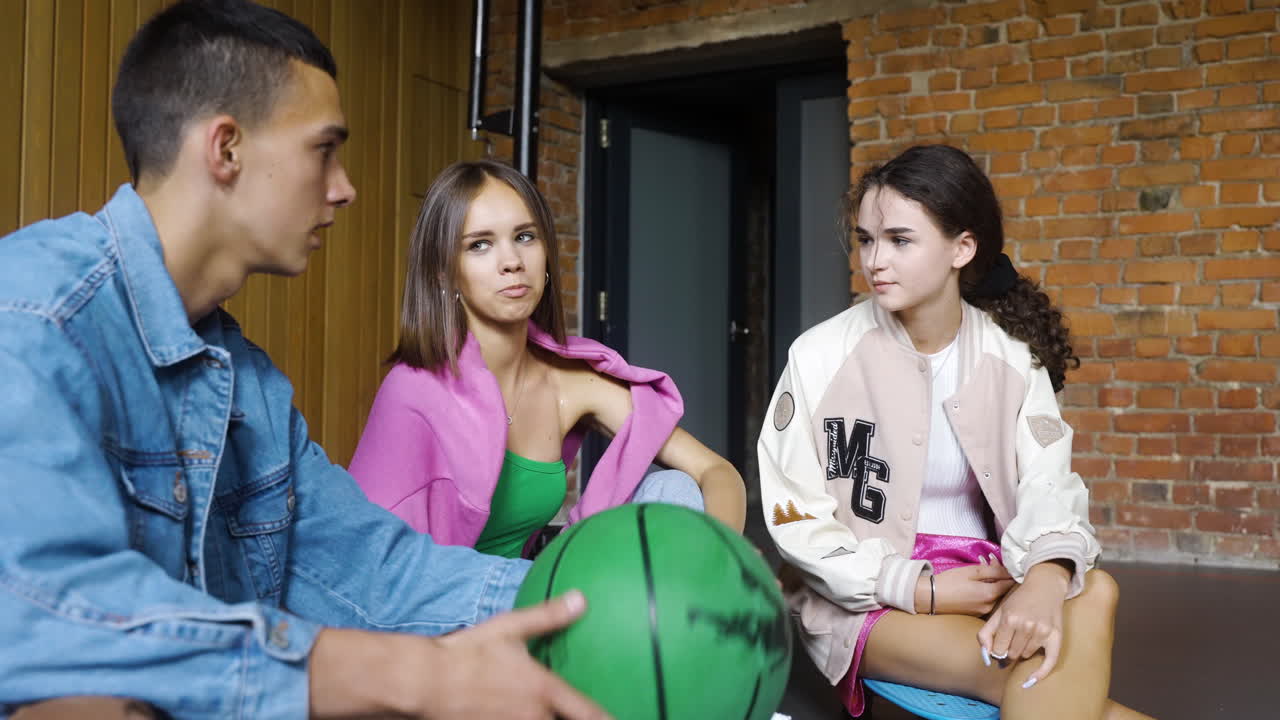 실내에서 이야기하는 십대들