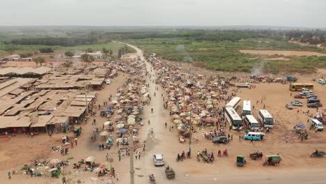 viajando frente al mercado informal, caxito en angola, áfrica