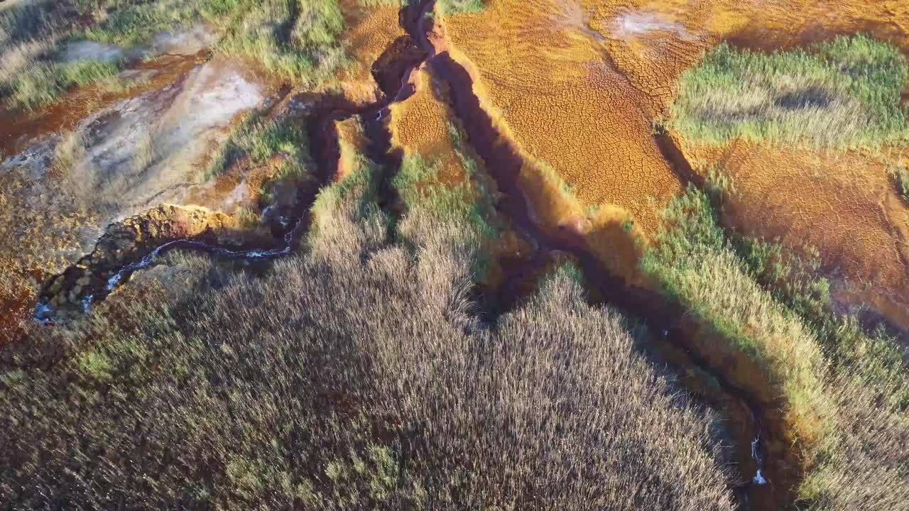 texturas coloridas en el terreno arenoso en el sitio de la mina en huelva
