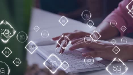 animación de textos de 6g sobre mujer caucásica usando la computadora.