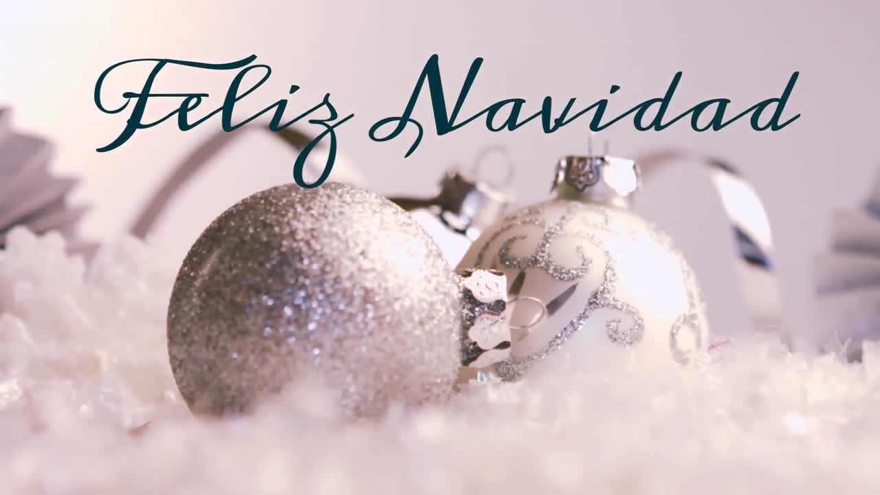 feliz navidad escrito sobre las decoraciones de navidad