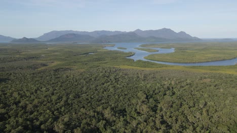 vista aérea del canal hinchinbrook y el parque nacional de la isla hinchinbrook desde el continente en queensland, australia