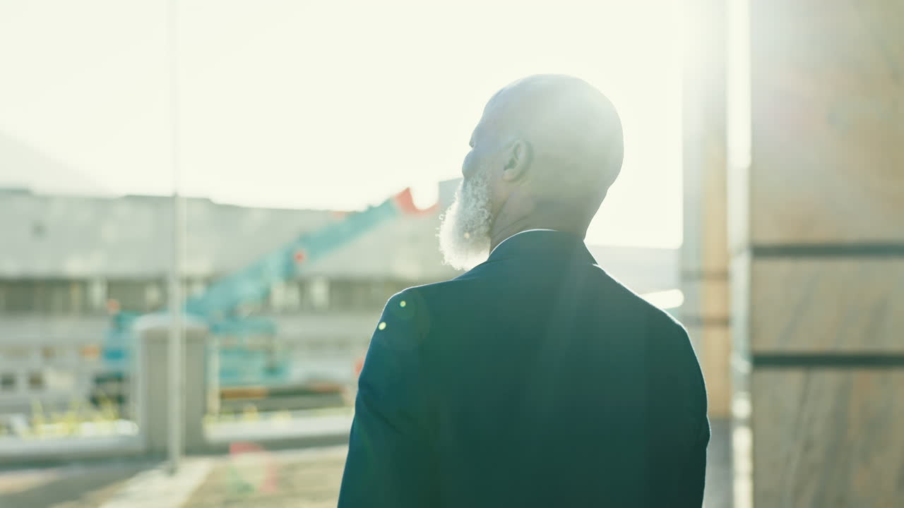 hombre de negocios, pensando en el futuro y al aire libre