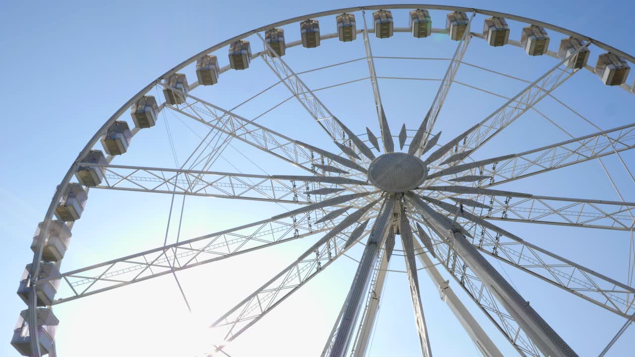 파란색 배경에 페리.