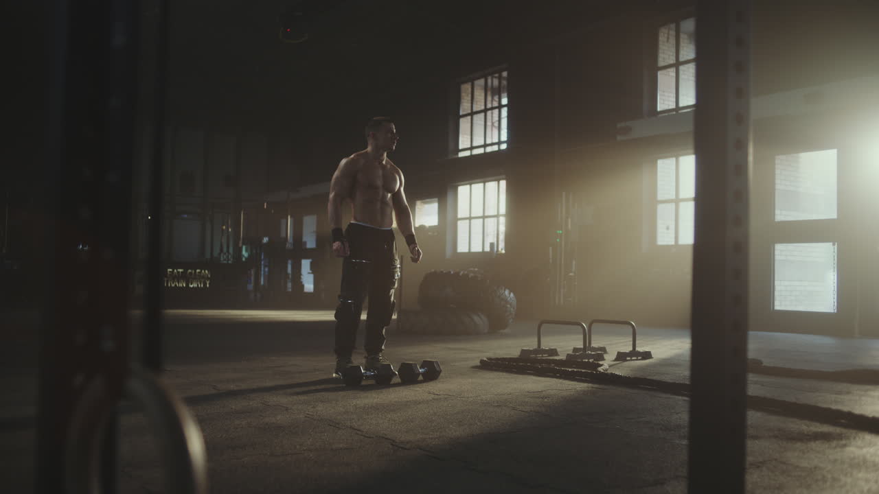 Man som tränar på ett gym