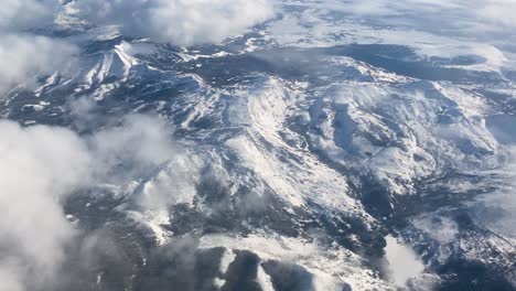 montañas nevadas en montana aérea por encima de las nubes