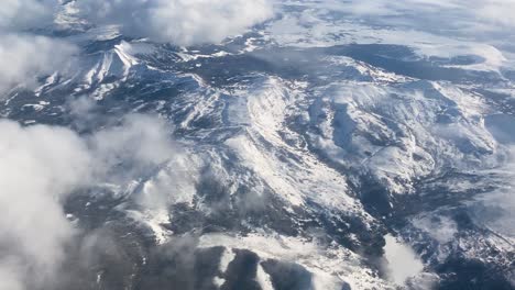 montagnes enneigées dans le montana aérien au-dessus des nuages