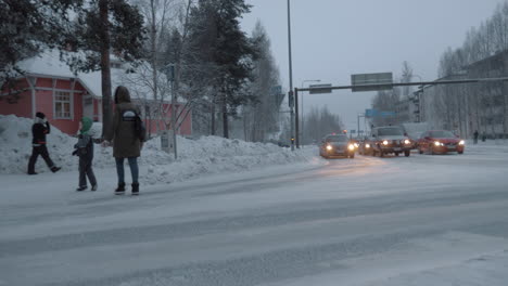 Mutter-Mit-Kind-Geht-über-Die-Straße,-Winteraufnahme