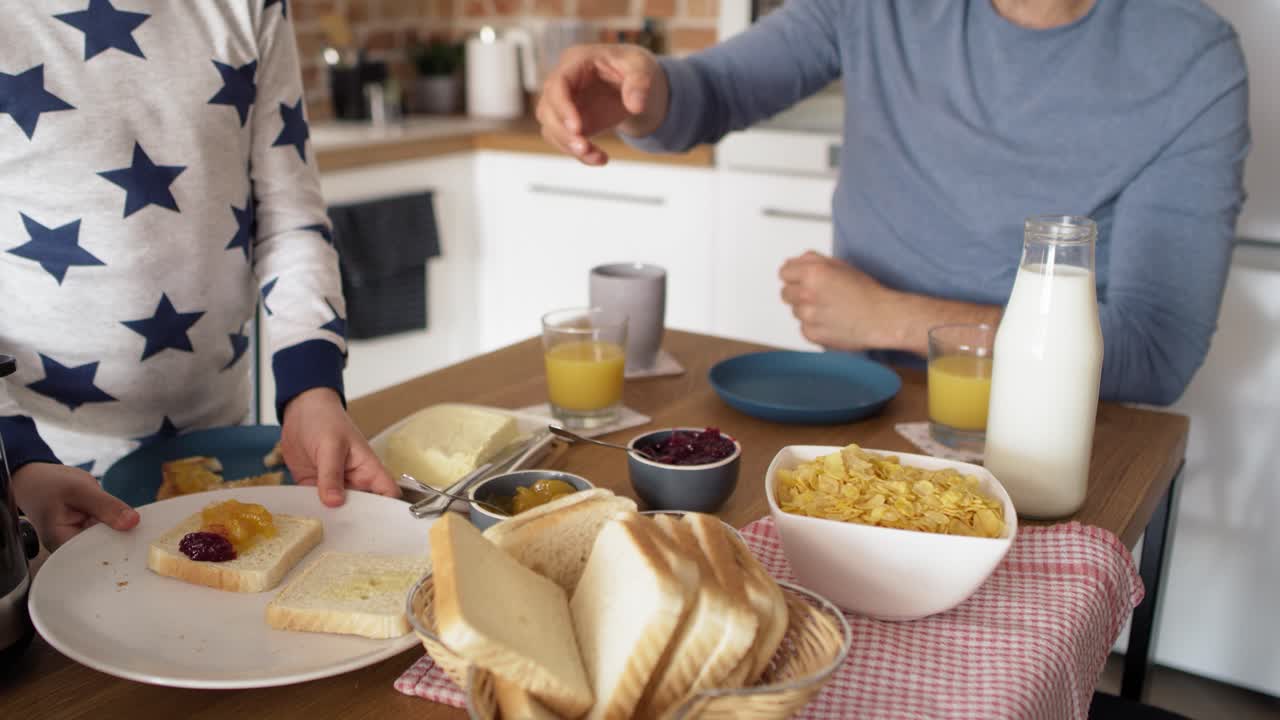 video de padre e hijo desayunando por la mañana