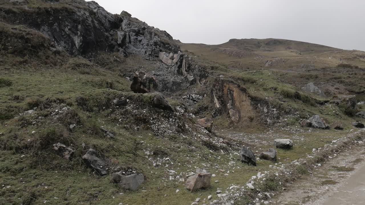 Paesaggio montano roccioso