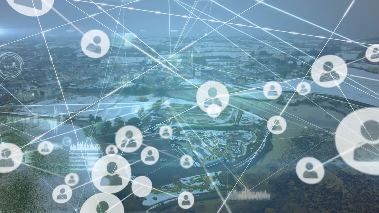 Animation von vernetzten Symbolen, Schallwellen und Daten über einer Luftaufnahme der Stadt