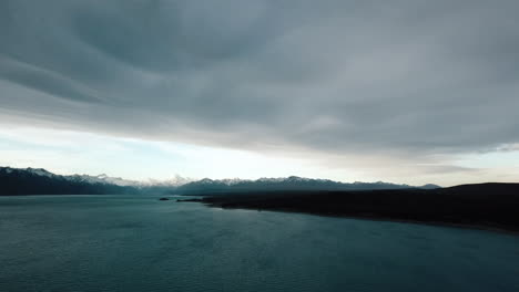 vista aérea del lago pukaki en nueva zelanda con grandes nubes