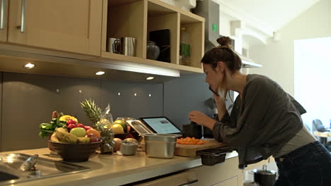 Junge-Frau-Am-Telefon-Beim-Rezeptlesen-Reading