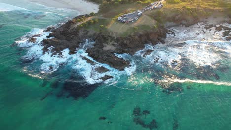 Ocean-Waves-Crashing-ON-The-Rocky-Coast-Of-Hastings-Point---Hastings-Point-Lookout-In-NSW,-Australia