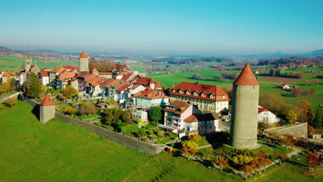 Vista-Aérea-Del-Pueblo-Medieval-De-Romont-Con-La-Torre-Boyer-En-Friburgo,-Suiza