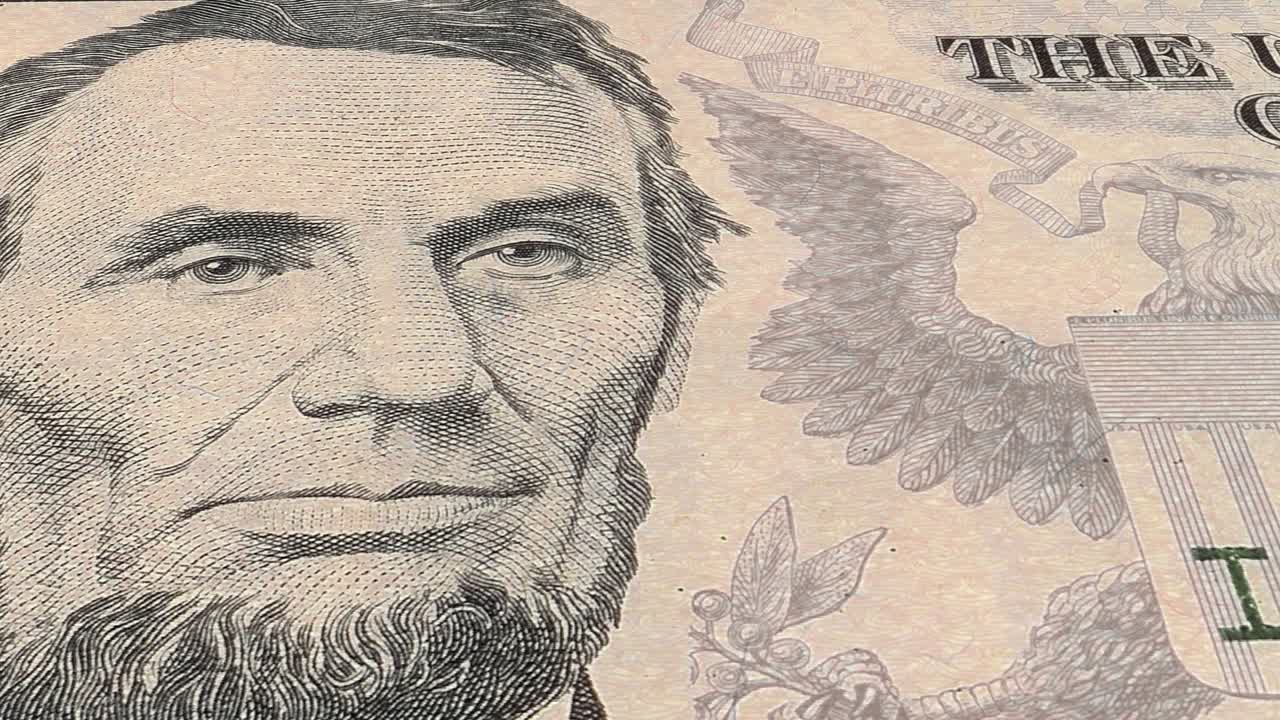Retrato del 16º Presidente de los Estados Unidos, Abraham Lincoln, en el billete de cinco dólares de EE. UU.