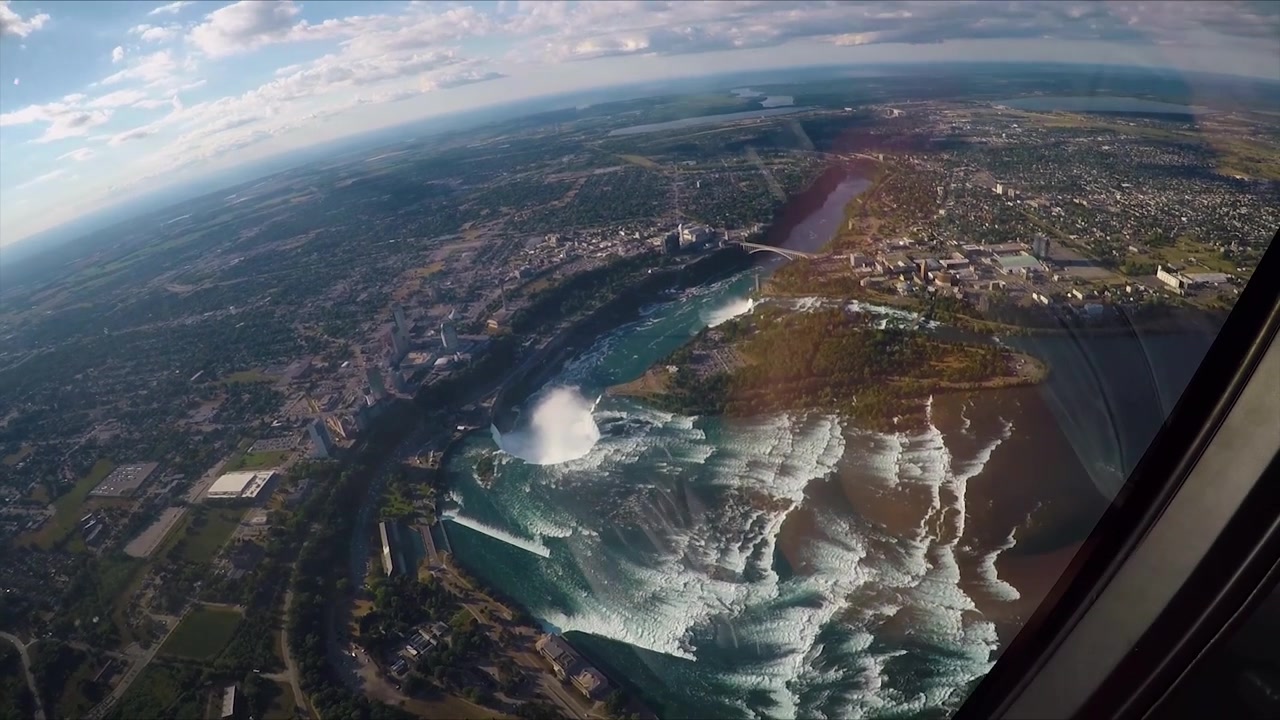 Volo sopra le cascate del Niagara visto dall'interno dell'elicottero